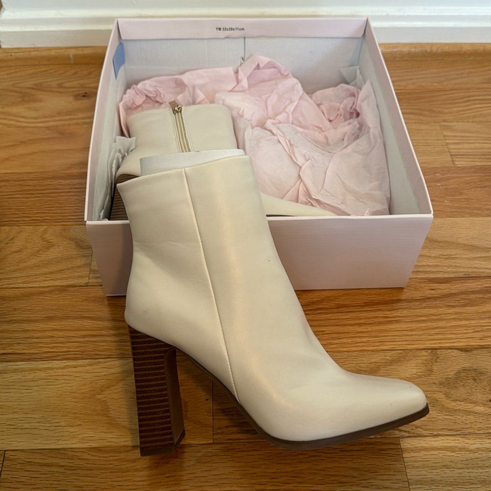 NWT JUSTFAB BLOCK HEELED AMBER BONE BOOTIES